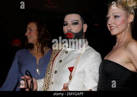 Anja Gockel, Harald Glööckler und Beatrice Turin BEI der Anja Gockel Fashion Show 'even Sensess' auf der Berlin Fashion week automne/hiver 2023 im Hot Banque D'Images