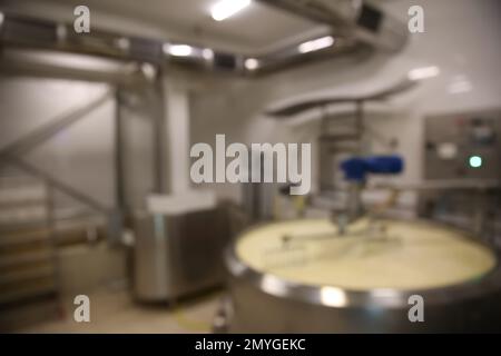 Vue floue du réservoir de préparation du lait caillé à l'usine de fromage Banque D'Images