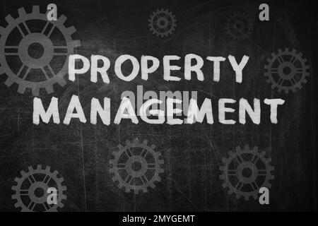 Gestion des propriétés de texte et images d'engrenage sur tableau noir Banque D'Images