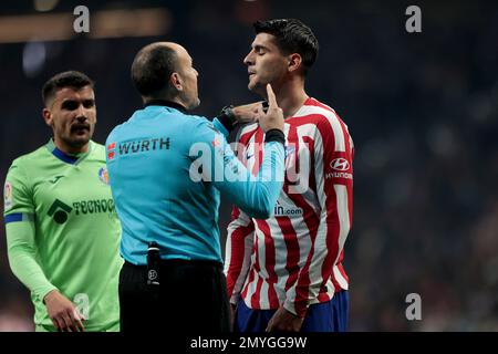 Madrid, espagnol. 04th févr. 2023. Madrid Espagne; 02.04.2023.- Referee Antonio Miguel Mateu Lahoz (L) Atletico de Madrid joueur Morata (R) Atletico de Madrid contre Getafe la Liga match le jour de match 20 au stade Civitas Metropolitano dans la capitale du Royaume d'Espagne qui s'est terminé par un tirage de 1-1. Objectif d'Atletico par Angel Correa 60  objectif Getafe par Enes Unal 83 . Crédit : Juan Carlos Rojas/dpa/Alay Live News Banque D'Images