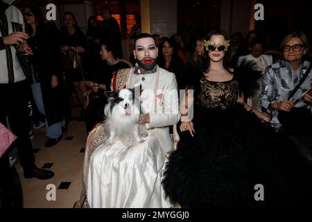 Harald Glööckler mit Hund Billy King und Raffas Plastic Life BEI der Anja Gockel Fashion Show 'even Senses' auf der Berlin Fashion week automne/Winte Banque D'Images