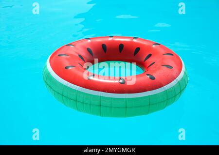 Anneau gonflable dans la piscine par beau temps Banque D'Images