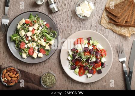 Délicieuses salades de carottes servies sur une table en bois, sur un plat Banque D'Images