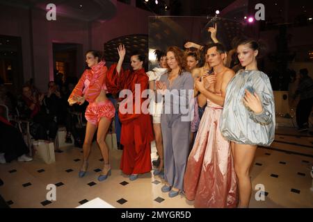 Anja Gockel mit Models BEI der Anja Gockel Fashion Show 'even Senses' auf der Berlin Fashion week automne/hiver 2023 im Hotel Adlon Kempinski. Berlin Banque D'Images