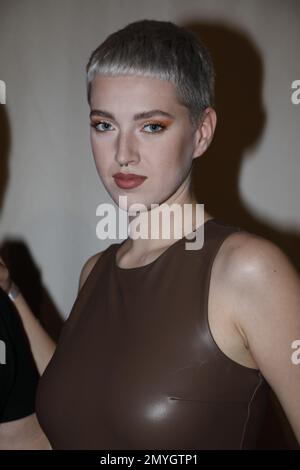 Lou-Anne Gleißenebner-Teskey BEI der Anja Gockel Fashion Show 'Seven Senses' auf der Berlin Fashion week automne/hiver 2023 im Hotel Adlon Kempinski. Banque D'Images