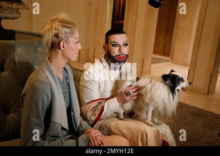 Beatrice Turin, Harald Glöckler mit Hund Billy King BEI der Anja Gockel Fashion Show 'even Sensess' auf der Berlin Fashion week automne/hiver 2023 im Banque D'Images