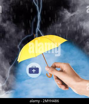 Illustration du kit médical de protection de l'agent d'assurance avec parapluie jaune d'orage, gros plan Banque D'Images