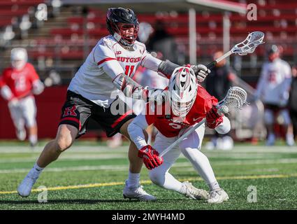 04 février 2023: Le milieu de terrain mariste James Lyons (34) prend un coup de feu aux épaules par Rutgers Attack Brian Cameron (11) lors d'un match d'ouverture de la saison NCAA Mens Lacrosse entre les renards rouges maristes et les chevaliers Scarlet Rutgers au STADE SHI à Piscataway, N.J. Mike Langish/Cal Sport Media. Banque D'Images