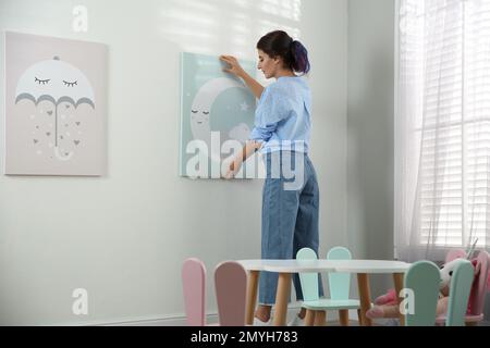 Décoration sur un mur blanc. Décoration intérieure des chambres pour enfants Banque D'Images