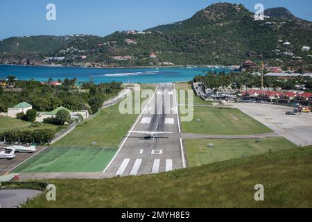 Atterrissage de l'avion sur la piste de l'aéroport Rémy de Haenen sur l'île de St Barth (Saint Barthelemy) dans les Caraïbes françaises Banque D'Images