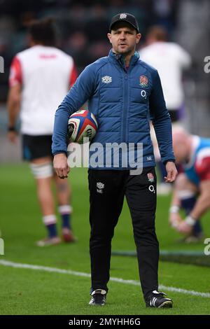 2023 Guinness six Nations, Twickenham Stadium, Angleterre, Royaume-Uni. 4th février 2023. Nick Evans, entraîneur d'attaque d'Angleterre, pendant le match de pré-match, s'échauffe avant le match des six nations Guinness 2023 entre l'Angleterre et l'Écosse : Credit: Ashley Western/Alay Live News Banque D'Images