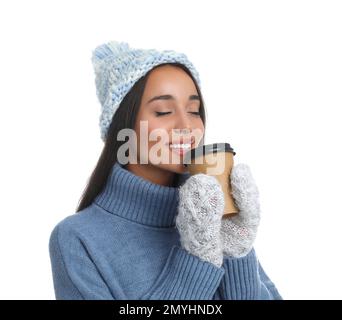 Bonne femme avec une tasse de papier de vin chaud sur fond blanc Banque D'Images