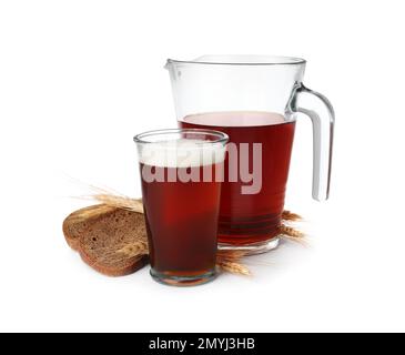 Délicieux kvass, pain et pointes sur fond blanc Banque D'Images