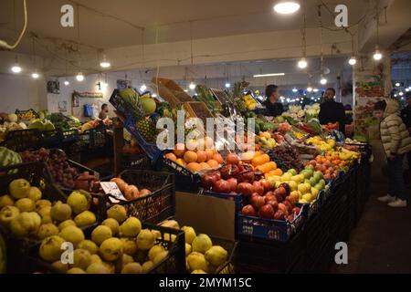 Un stand de fruits et légumes dans le Souq Duhok (marché) à Duhok, en Irak Banque D'Images