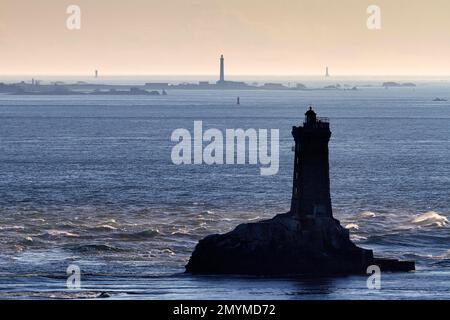 Phare sur petite île rocheuse, Phare de la Vieille, silhouette contre la lumière, Pointe du raz, Cap Sizun, Département Finistère, Bretagne, France Banque D'Images