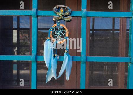 Charme andalou Lucky Indalo et Dreamcatcher sur Iron grille de fenêtre Banque D'Images