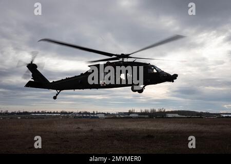 Les soldats affectés au bataillon du génie de la brigade 39th, à l'équipe de combat de la brigade 2nd, à la division aéroportée 101st (assaut aérien), AUX HÉLICOPTÈRES UH-60 Blackhawk affectés à la Brigade de l'aviation de combat, à la division Armored 1st et à la Brigade mobile aérienne néerlandaise 11th conduisent un entraînement de palan de skedco le 3 février 2023, à Mihail Kogalniceanu, en Roumanie. 101st unités soutiendront la mission du V corps pour renforcer le flanc est de l’OTAN et s’engageront dans des exercices multinationaux avec des partenaires à travers le continent européen pour rassurer nos alliés des nations. (É.-U. Photo de l'armée par le sergent d'état-major Malcolm Cohens-Ashley, 2nd Brigade combat Team Publ Banque D'Images