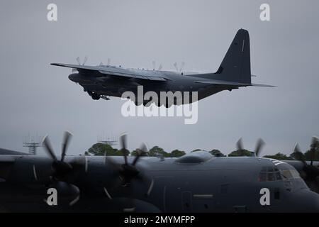 Un MC-130J Commando II prend le vol à Hurlburt Field, en Floride, le 1 février 2023. Le MC-130J Commando II est doté d'un équipage de cinq aviateurs composés de deux pilotes, d'un officier des systèmes de combat et de deux maîtres de charge. (É.-U. Photo de la Force aérienne par Airman Bailey Wyman) Banque D'Images