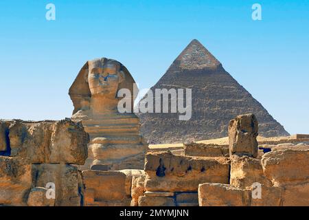 Vue frontale de la tête du Sphinx de Gizeh, derrière la Pyramide de Cheops, Gizeh, le Caire, Egypte, Afrique Banque D'Images