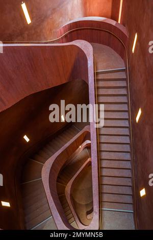 Escalier dans le Musée Küppersmühle, abrégé MKM, Port intérieur, Duisburg, Rhénanie-du-Nord-Westphalie, Allemagne, Europe Banque D'Images