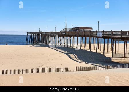 Jetée de pêche à Ocean City, Maryland, par une journée ensoleillée hors saison. Banque D'Images