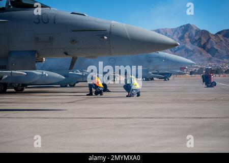 Des membres du Royal Australian Air Force No 6 Squadron , inspectent un trowler E/A-18G avant une mission du drapeau rouge 23-1 sur la base aérienne de Nellis, Nevada, le 31 janvier 2023. Les exercices Red Flag offrent aux équipages l'expérience de multiples et intenses sorties de combat aérien, tout en renforçant nos alliances internationales. (É.-U. Photo de la Force aérienne par le sergent d'état-major Michael Jones) Banque D'Images