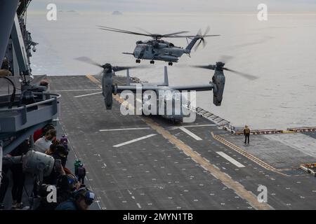 230203-N-VJ326-1396 OCÉAN PACIFIQUE (le 3 février 2023) – les marins et leurs invités regardent depuis Vulture’s Row un hélicoptère CH-53 Super Stallion affecté au Marine Heavy Helicopter Squadron (HMH) 486 terres sur le pont de vol pendant la croisière d’une journée entre amis et en famille à bord du porte-avions amphibie USS Tripoli (LHA 7) 3 février 2023. Tripoli accueille plus de 500 membres de la famille et amis pour démontrer les capacités du navire. Tripoli est un navire d'assaut amphibie de classe américaine qui a été domiciliaire à San Diego. (É.-U. Photo de la marine par le Spécialiste des communications de masse 2nd classe Malcolm Kelley) Banque D'Images