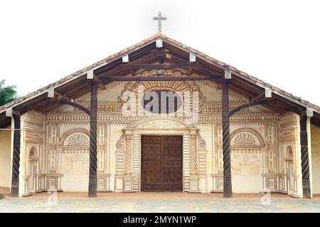 Façade peinte de l'église de la Mission, réduction jésuite du Chiquitos, site du patrimoine mondial de l'UNESCO, San Javier, département de Santa Cruz, Bolivie, SO Banque D'Images