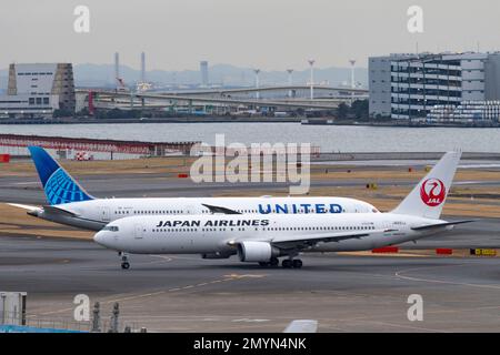 Tokyo, Japon. 2nd févr. 2023. United Airlines Boeing 787-9 Dreamliner (N28987) taxant le terminal international 3 de l'aéroport international de Tokyo après être arrivé de Chicago O'Hare tout en passant une compagnie aérienne japonaise Boeing 767 (N28987) en train de rouler pour le départ à Izumo.United Airlines est une compagnie aérienne américaine importante dont le siège social est à Chicago, assurant des vols vers des destinations nationales et internationales. Connue pour son vaste réseau d'itinéraires et son engagement à l'égard des controverses en matière de droits des passagers, United est l'une des plus grandes compagnies aériennes au monde et est membre de Star Alliance. La compagnie aérienne est en service Banque D'Images