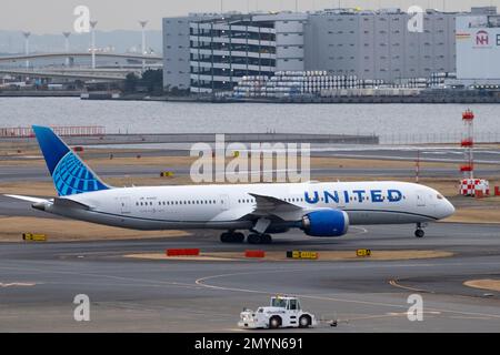 Tokyo, Japon. 2nd févr. 2023. United Airlines Boeing 787-9 Dreamliner (N28987) taxant le terminal international 3 de l'aéroport international de Tokyo après son arrivée de Chicago O'Hare. United Airlines est une grande compagnie aérienne américaine dont le siège social se trouve à Chicago et qui opère des vols vers des destinations nationales et internationales. Connue pour son vaste réseau d'itinéraires et son engagement à l'égard des controverses en matière de droits des passagers, United est l'une des plus grandes compagnies aériennes au monde et est membre de Star Alliance. La compagnie aérienne est prise en charge par le PDG Scott Kirby.la demande de voyages aériens a rebondi après la COVID-19 Banque D'Images