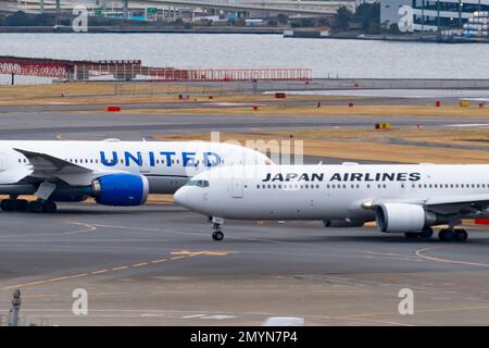 Tokyo, Japon. 2nd févr. 2023. United Airlines Boeing 787-9 Dreamliner (N28987) taxant le terminal international 3 de l'aéroport international de Tokyo après être arrivé de Chicago O'Hare tout en passant une compagnie aérienne japonaise Boeing 767 (N28987) en train de rouler pour le départ à Izumo.United Airlines est une compagnie aérienne américaine importante dont le siège social est à Chicago, assurant des vols vers des destinations nationales et internationales. Connue pour son vaste réseau d'itinéraires et son engagement à l'égard des controverses en matière de droits des passagers, United est l'une des plus grandes compagnies aériennes au monde et est membre de Star Alliance. La compagnie aérienne est en service Banque D'Images