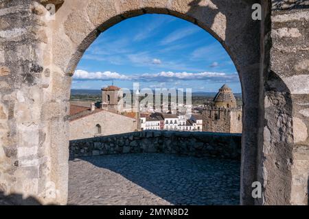 Trujillo, Arche vue de l'église sur la place principale, Plaza Mayor, province de Caceres, Espagne, Europe Banque D'Images