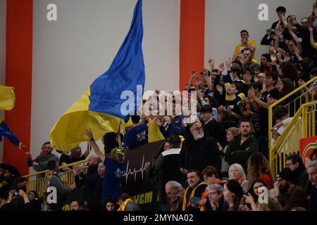 Vibo Valentia, Italie. 04th févr. 2023. Castellana Supporters pendant la Del Monte Italian Cup A2 Homme final - Tonno Callipo Vibo Valentia vs BCC Castellana Grotte, Italian Volleyball Men Cup à Vibo Valentia, Italie, 04 février 2023 Credit: Independent photo Agency/Alay Live News Banque D'Images