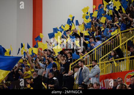 Vibo Valentia, Italie. 04th févr. 2023. Castellna Supporters pendant la Del Monte Italian Cup A2 Homme final - Tonno Callipo Vibo Valentia vs BCC Castellana Grotte, Italian Volleyball Men Cup à Vibo Valentia, Italie, 04 février 2023 Credit: Independent photo Agency/Alay Live News Banque D'Images