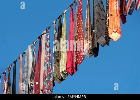 Liens accrochés sur une laisse d'une action pour la paix par Soroptimist International, si, jamais plus de guerre, vieille ville, Lauterbach, Vogelsberg, Hesse, Allemagne, EUR Banque D'Images