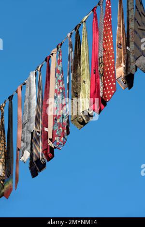 Liens accrochés sur une laisse d'une action pour la paix par Soroptimist International, si, jamais plus de guerre, vieille ville, Lauterbach, Vogelsberg, Hesse, Allemagne, EUR Banque D'Images