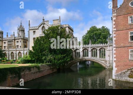 Vue sur l'université de Cambridge depuis un pont au-dessus de la rivière Cam, avec le pont couvert des Soupirs reliant deux collèges Banque D'Images