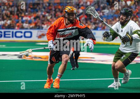 4 février 2023: Buffalo bandits transitionnel Ian MacKay (4) court avec le ballon dans le premier trimestre contre les Rochester Knighthawks. Les bandits de Buffalo ont accueilli les Rochester Knighthawks dans un match de la Ligue nationale de Lacrosse au KeyBank Centre de Buffalo, New York. (Jonathan Tenca/CSM) Banque D'Images