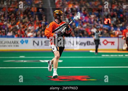 4 février 2023: Le défenseur des bandits Buffalo Dylan Robinson (8) court avec le ballon dans le premier trimestre contre les Knighthawks de Rochester. Les bandits de Buffalo ont accueilli les Rochester Knighthawks dans un match de la Ligue nationale de Lacrosse au KeyBank Centre de Buffalo, New York. (Jonathan Tenca/CSM) Banque D'Images