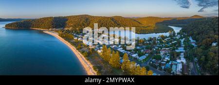 Vue panoramique au lever du soleil sur la baie, la crique et les chaînes de montagnes à Patonga, sur la côte centrale de Nouvelle-Galles du Sud, en Australie. Banque D'Images