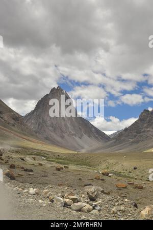 Mont Gumbok Rangan (Gonbo Rangjon). Une montagne bouddhiste sacrée tibétaine qui est située dans la route de randonnée Darcha-Padum, village de Kargyak, vallée de Lungnak, Zanskar, Ladakh, INDE. Banque D'Images