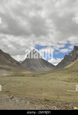 Mont Gumbok Rangan (Gonbo Rangjon). Une montagne bouddhiste sacrée tibétaine qui est située dans la route de randonnée Darcha-Padum, village de Kargyak, vallée de Lungnak, Zanskar, Ladakh, INDE. Banque D'Images