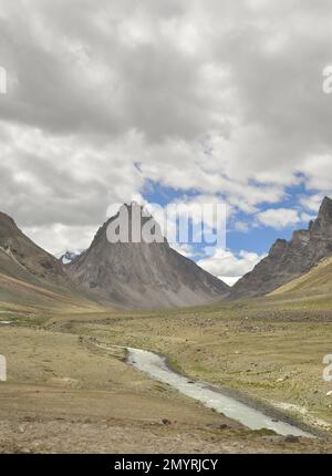 Un beau mont sacré Gumbok Rangan (Gonbo Rangjon) avec le fleuve Kargyak fluide dans la route Darcha-Padum, vallée de Lungnak, Zanskar, Ladakh, INDE. Banque D'Images