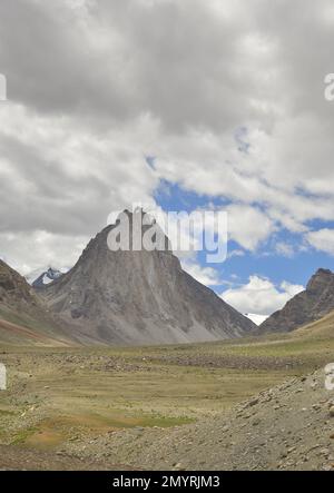 Mont Gumbok Rangan (Gonbo Rangjon). Une montagne bouddhiste sacrée tibétaine qui est située dans la route de randonnée Darcha-Padum, village de Kargyak, vallée de Lungnak, Zanskar, Ladakh, INDE. Banque D'Images