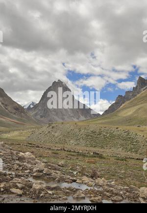 Mont Gumbok Rangan (Gonbo Rangjon). Une montagne bouddhiste sacrée tibétaine qui est située dans la route de randonnée Darcha-Padum, village de Kargyak, vallée de Lungnak, Zanskar, Ladakh, INDE. Banque D'Images