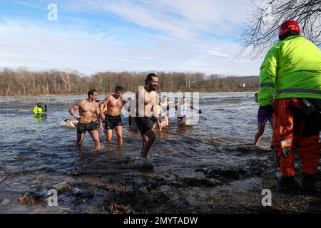 Lewisburg, États-Unis. 04th févr. 2023. Les gens participent à la plongée annuelle de l'ours polaire de Lewisburg en 19th. Les participants se sont emparées dans les eaux glacées de la branche ouest de la rivière Susquehanna alors que la température de l'air était de 23 degrés fahrenheit. Crédit : SOPA Images Limited/Alamy Live News Banque D'Images