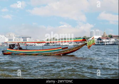 Bangkok, Thaïlande - 03 octobre 2023 : fleuve Chao Phraya. Vue sur Bangkok. Location de bateaux à longue queue service fleuve Bangkok aide les voyageurs Voir Banque D'Images
