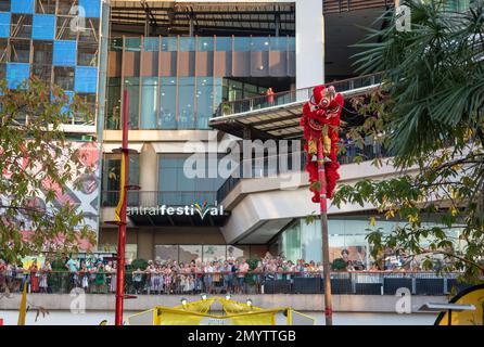 Pattaya, Thaïlande - 01 février 2023 : célébration du nouvel an chinois à Pattaya, près du centre commercial Central Festival. Performance d'artistes chinois. Plusieurs sp Banque D'Images