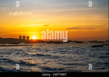 Pattaya Beach au coucher du soleil, en soirée. Paysage de coucher de soleil. Pattaya ville et mer avec coucher de soleil, Thaïlande. Pattaya Banque D'Images