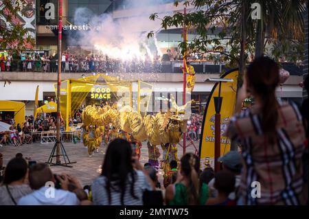 Pattaya, Thaïlande - 01 février 2023 : célébration du nouvel an chinois à Pattaya, près du centre commercial Central Festival. Performance d'artistes chinois. Plusieurs sp Banque D'Images